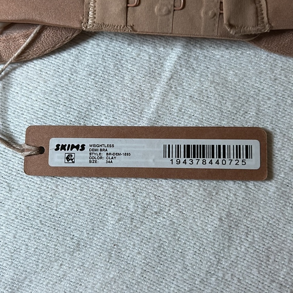 SKIMS weightless demi bra - Picture 5 of 7